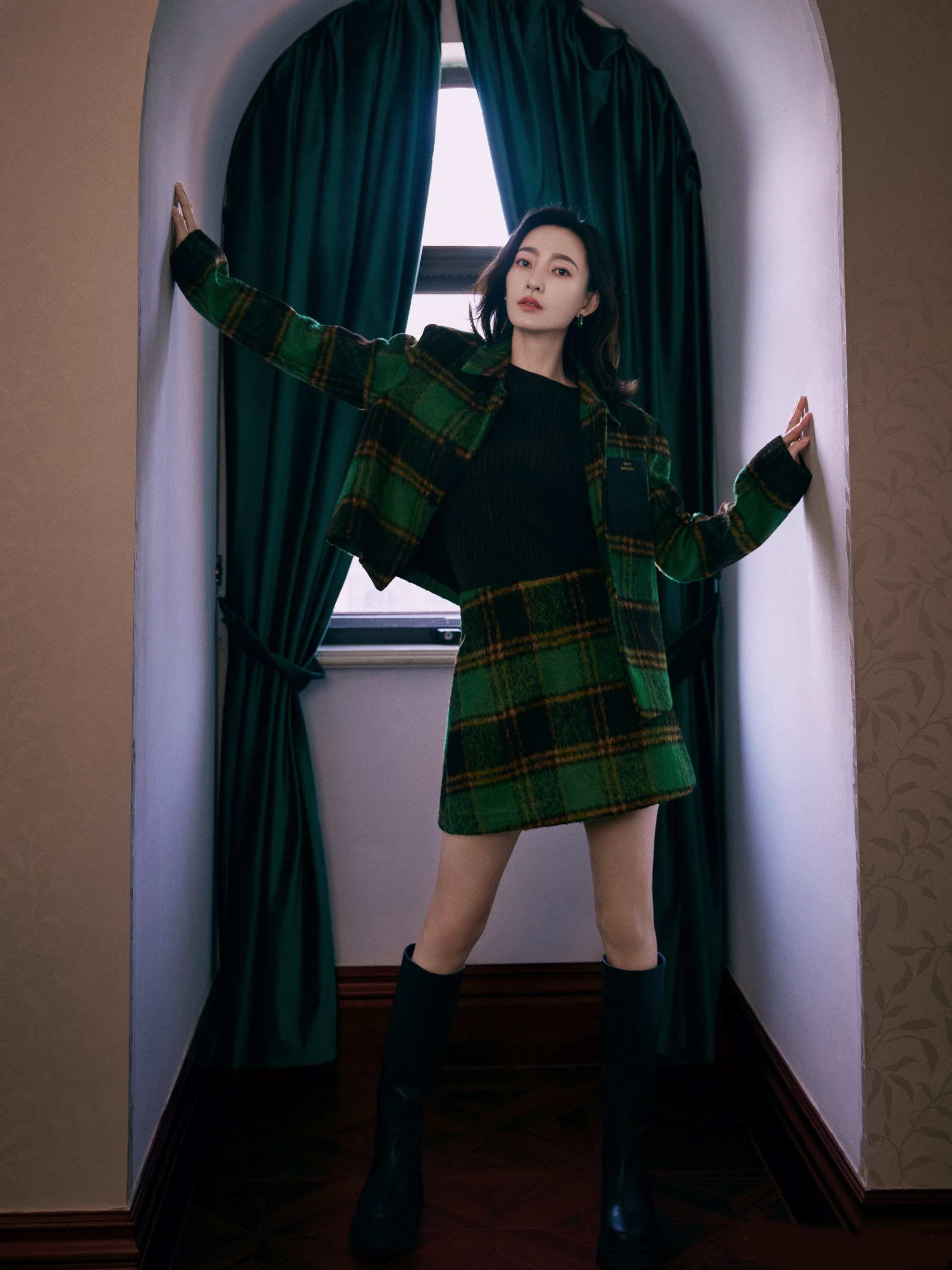 王丽坤真是又瘦又美,绿色格纹短裙套装搭配长筒靴,霸气御姐登场
