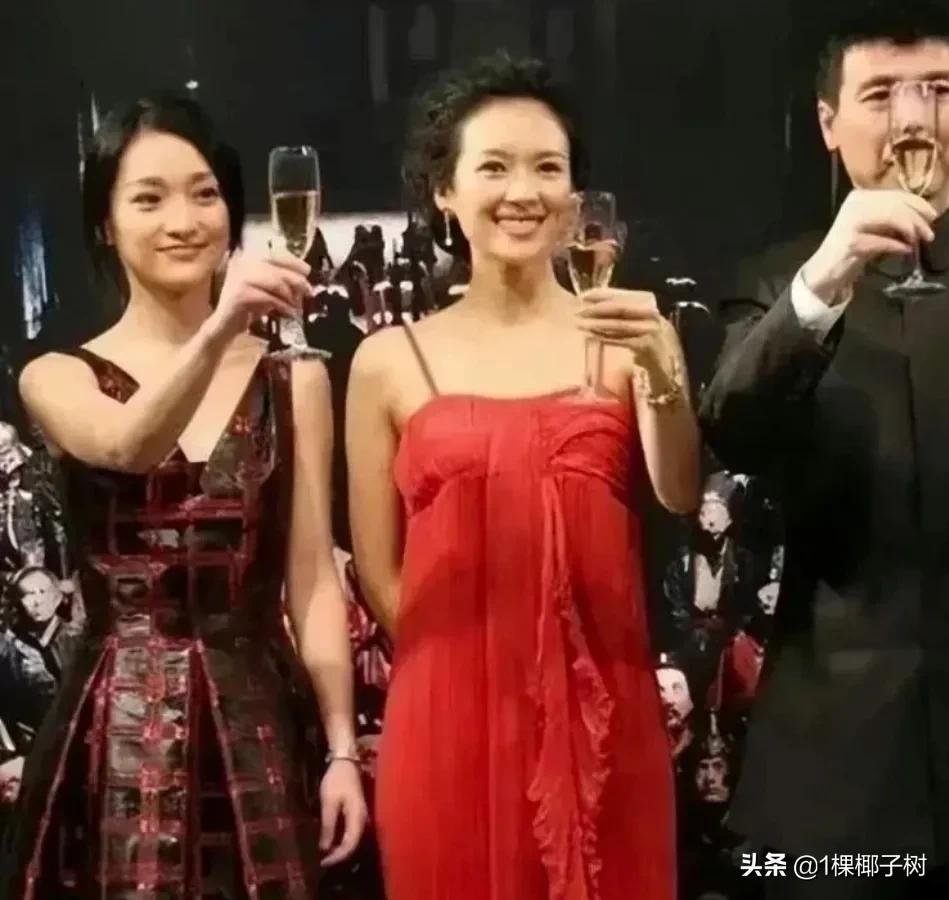 章子怡和周迅一起出席活动，都是电影高级脸，那时演员的脸很自然