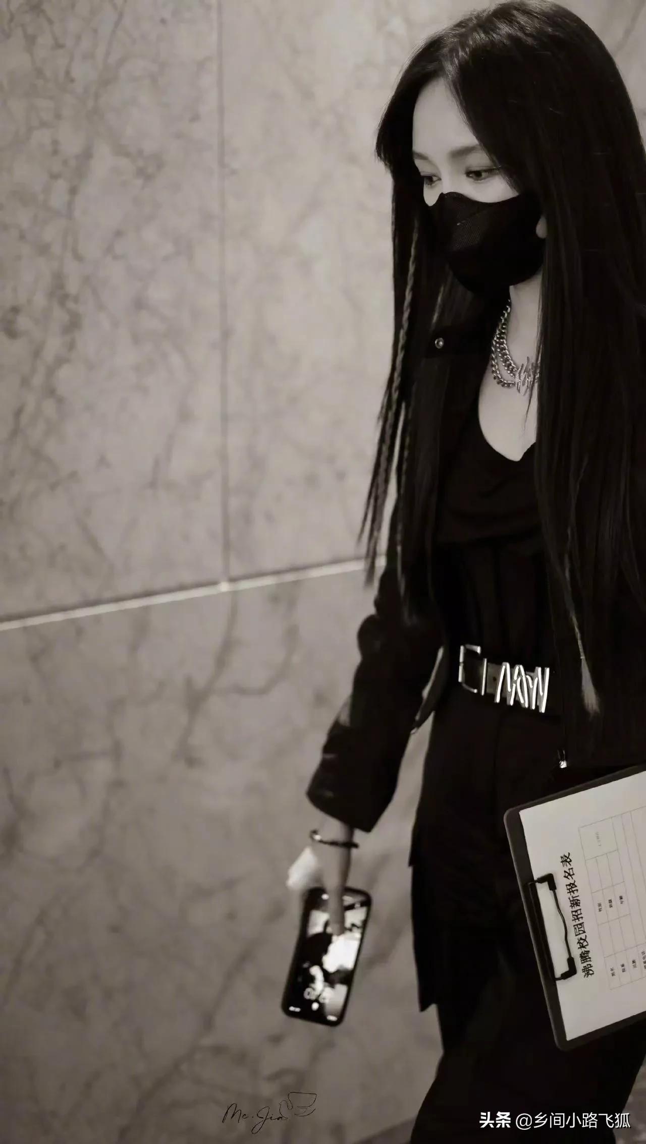 孟佳带社团招新报名表上班，一身黑色工装潮酷满分