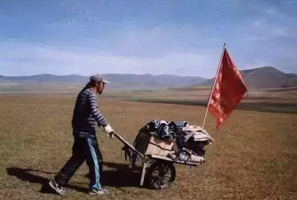 他35岁开始徒步走中国，磨掉19个脚趾甲，45岁走出死亡之海罗布泊