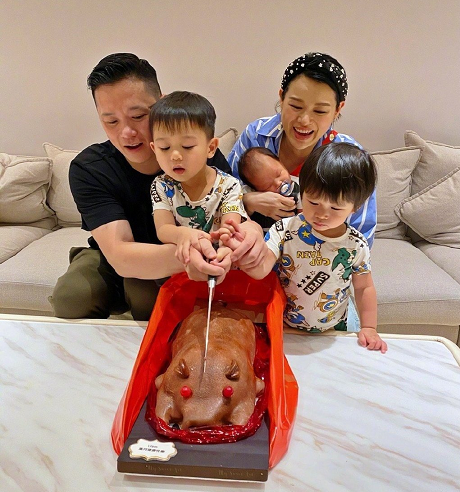 胡杏儿俩儿子陪爷爷散步，兄弟俩牵手下台阶，和爸爸穿亲子装超萌