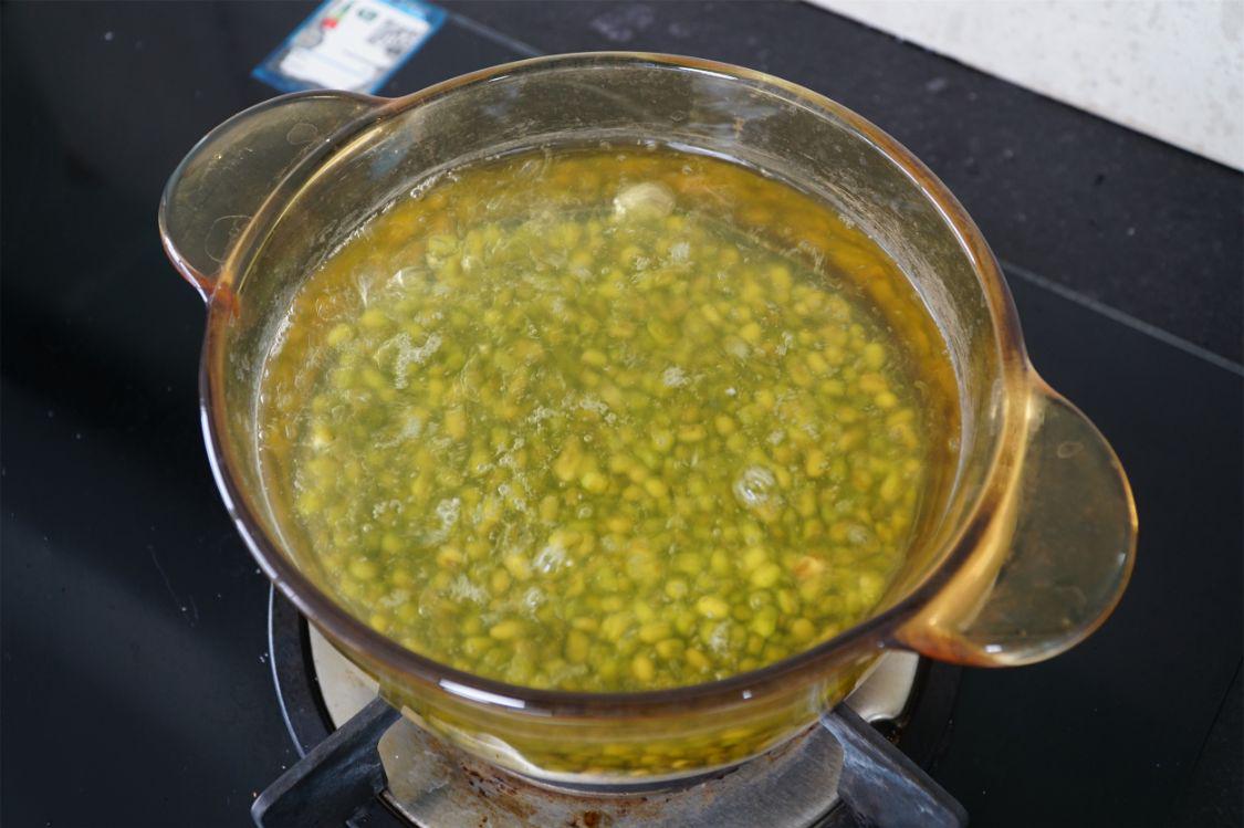 臨近三伏天，聰明人會用綠豆和海帶煮湯，教你做法，消暑補營養