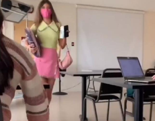 高校生每天上课精心打扮，被同学拍下后走红，大家说她“太心机”