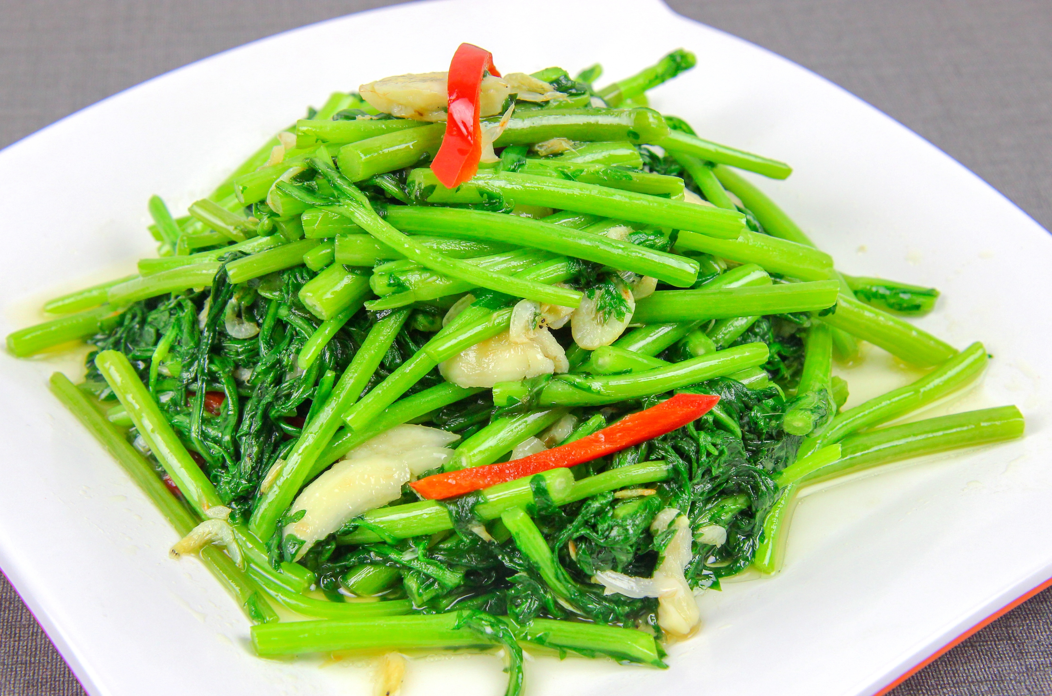 推荐做法:【虾米炒茼蒿】1.准备食材虾米50克,清水泡发.