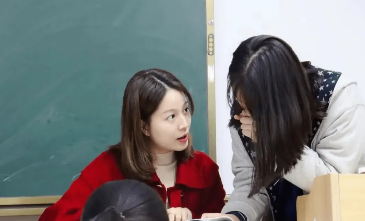 上海某高校女老师高颜值走红，美得不可方物，评论区却一股酸味