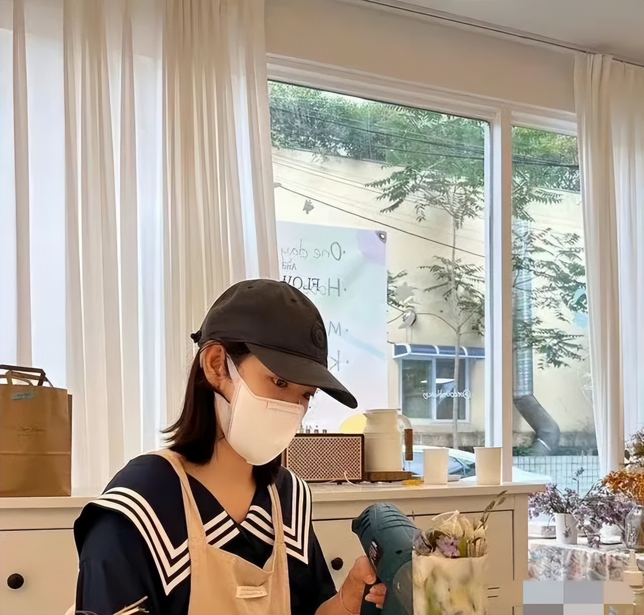 朴信惠产后首次露面 认真制作手工蜡烛状态似少女