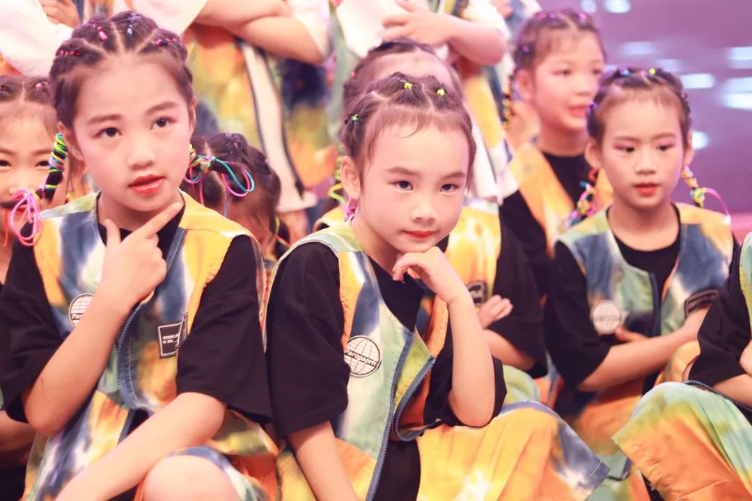 天府新区华阳实验小学举行“童星耀五月·艺术绽花开”群舞比赛