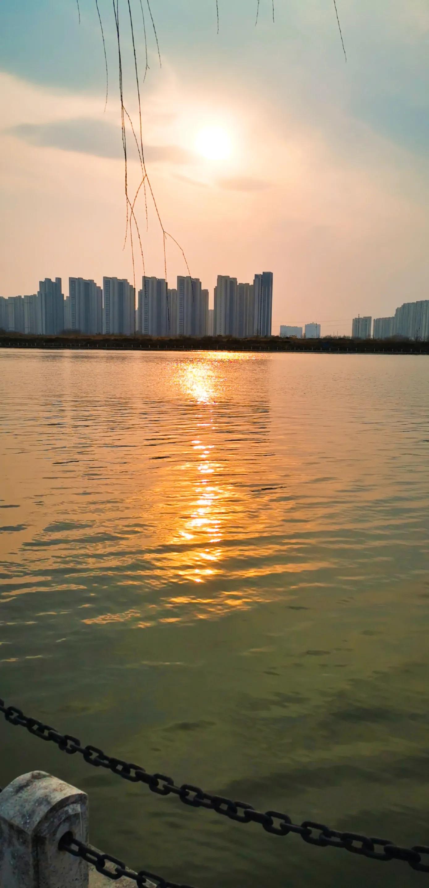 写在黄昏湖边漫步的优美句子_晶羽科技