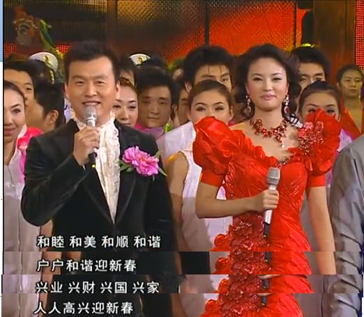 主持人抢话、演员笑场，这8届央视春晚的失误，堪称“灾难现场”