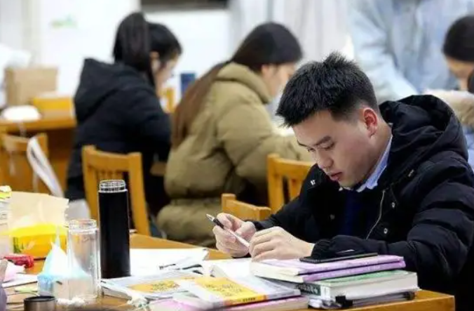 国内很“特殊”的3所大学，学生毕业多数能当公务员，却少有人知