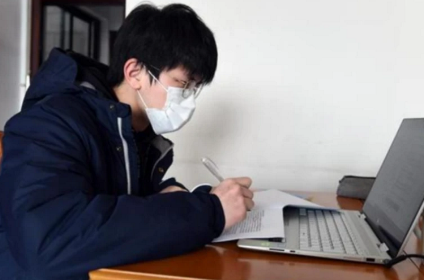 “新型啃老”悄然出现，90后大学生成新啃老族，父母慢慢被榨干