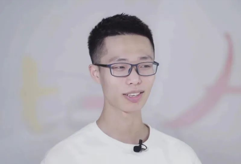 7年前，反杀校园霸凌者的十五岁少年陈泗翰，出狱后梦想成为律师