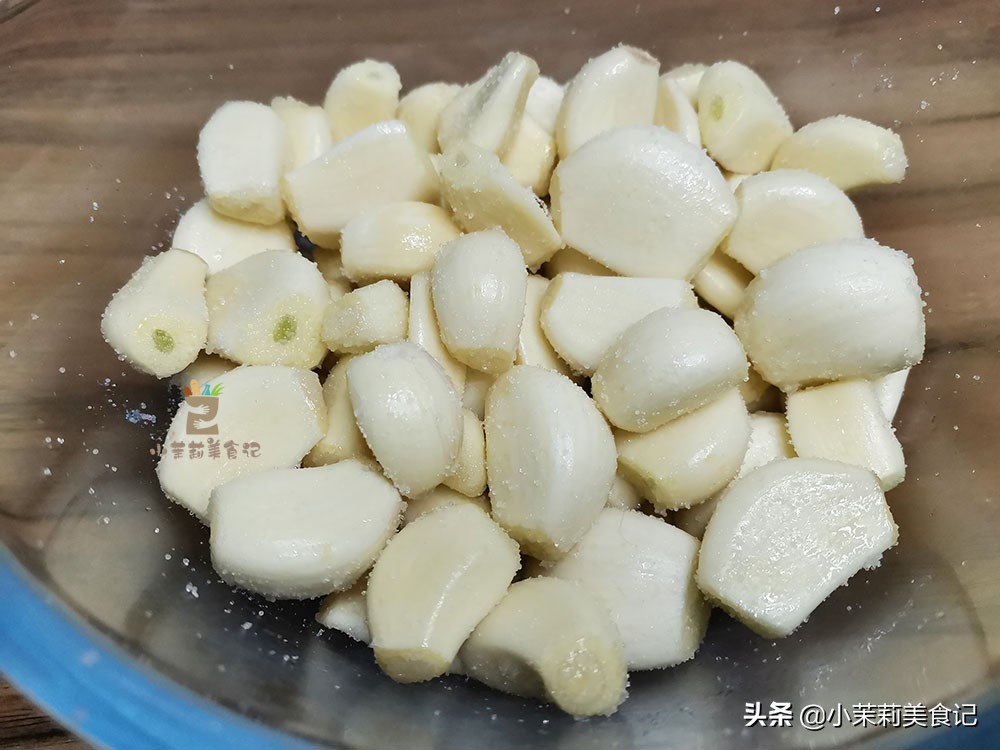 快腊八了，80奶奶教我泡腊八蒜，记住3放3窍门，蒜瓣碧绿咋吃都香