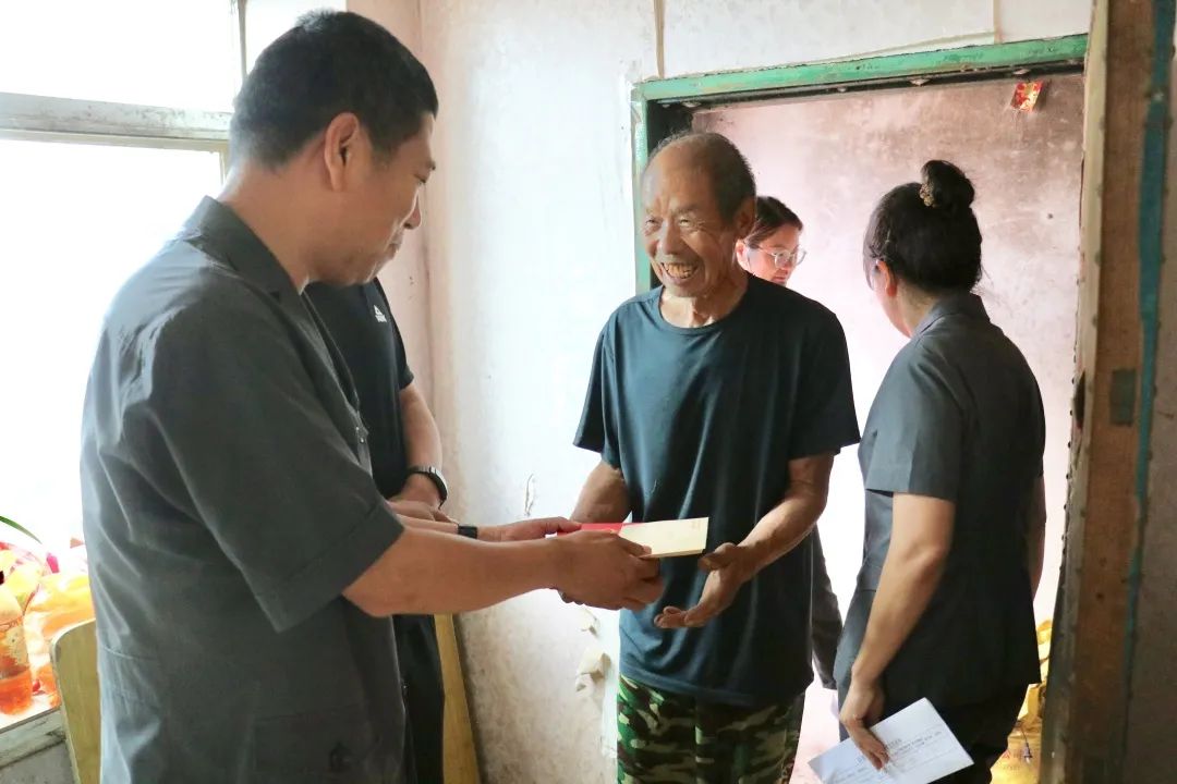 辉南县人民法院走访慰问“光荣在党50年”老党员