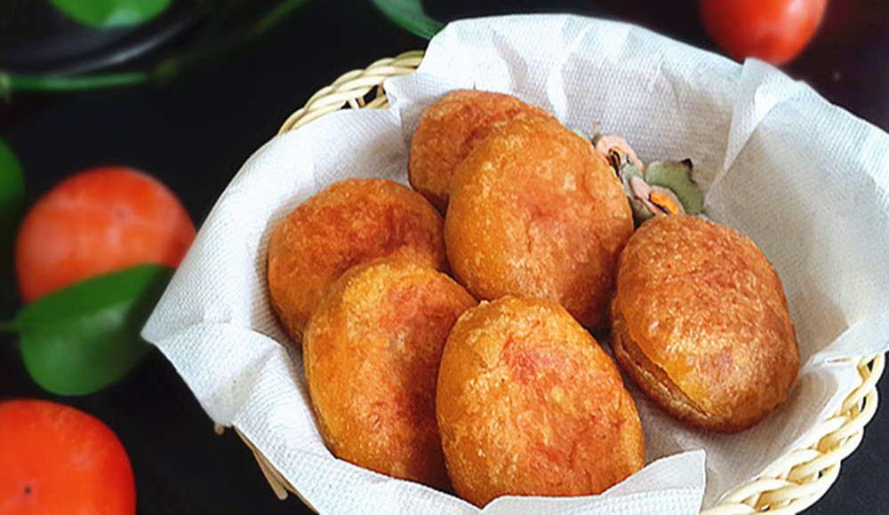 黄桂柿子饼主要使用柿子和面粉进行制作,所选用的柿子果皮和果肉都呈