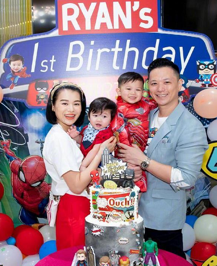 胡杏儿俩儿子陪爷爷散步，兄弟俩牵手下台阶，和爸爸穿亲子装超萌