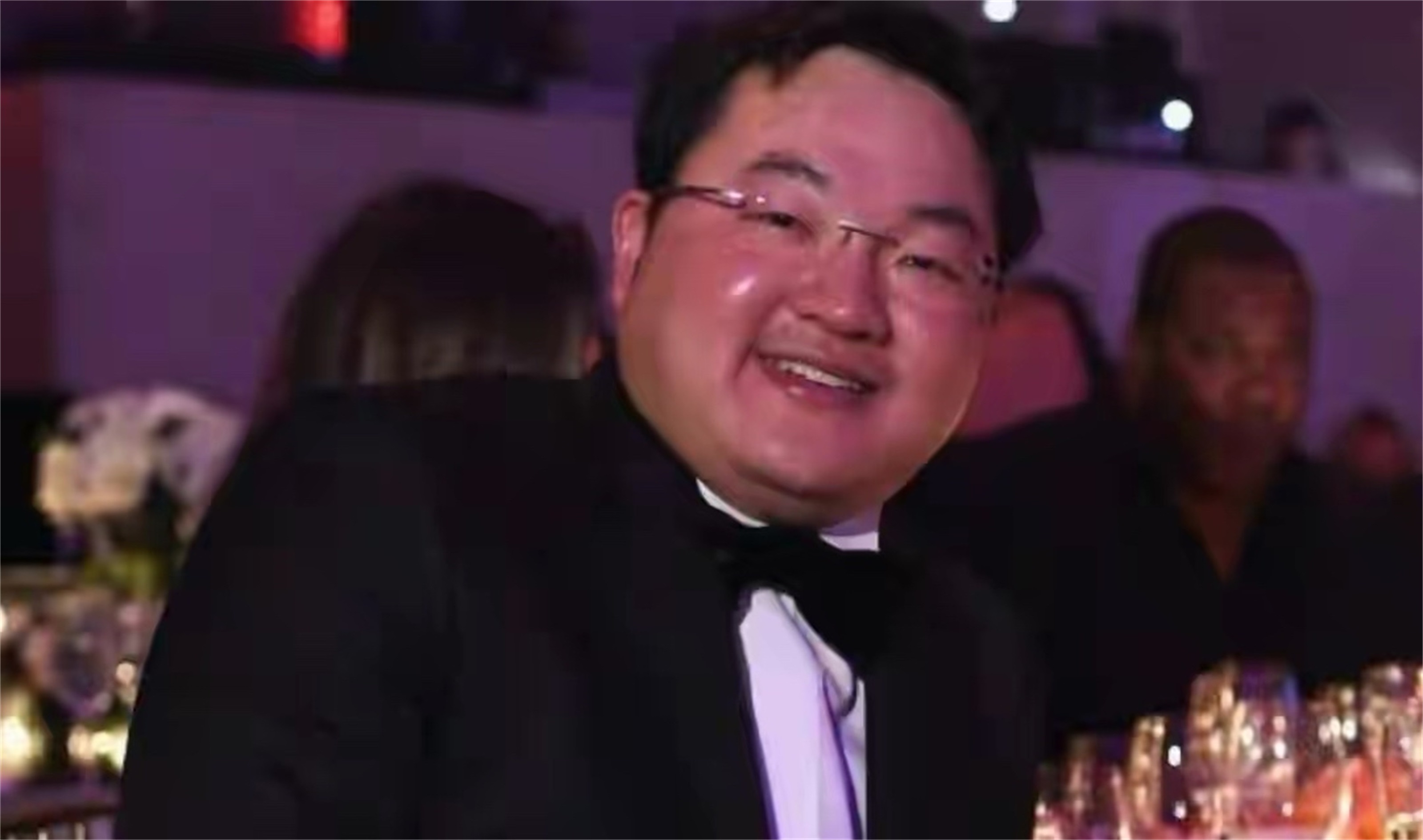 华裔富豪贪35亿，泡遍全球女星，被4国通缉，赃款150人清点了36天