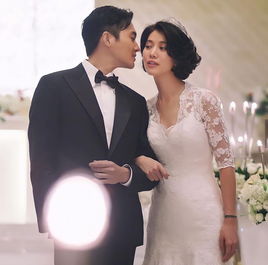 张智霖庆祝结婚21周年，将袁咏仪紧搂怀中，相爱超30年却未办婚礼