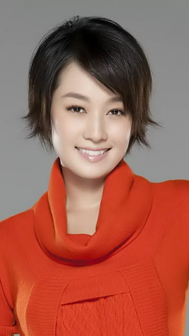 44位明星驾驭的红色服饰典雅大方，由内而外散发出自然的美感