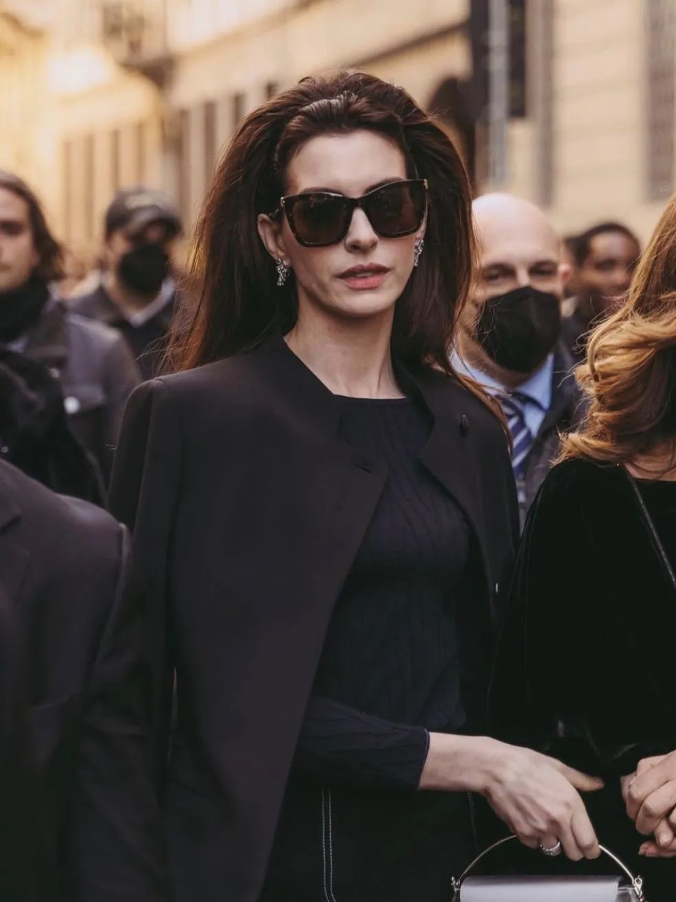 爱她公主般美丽的外貌，更爱她女王般强大的内核