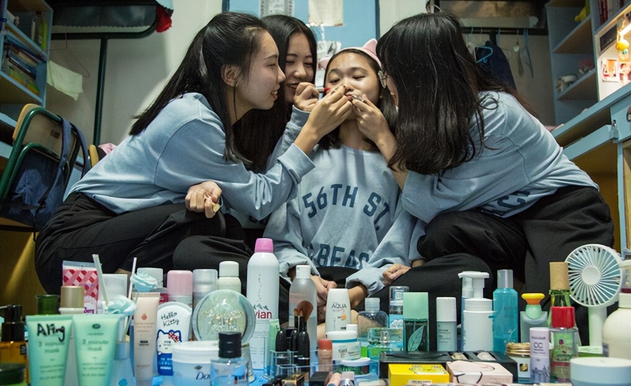 为何大学生喜欢到校外租房？不是花钱享受生活，实则只想花钱消灾