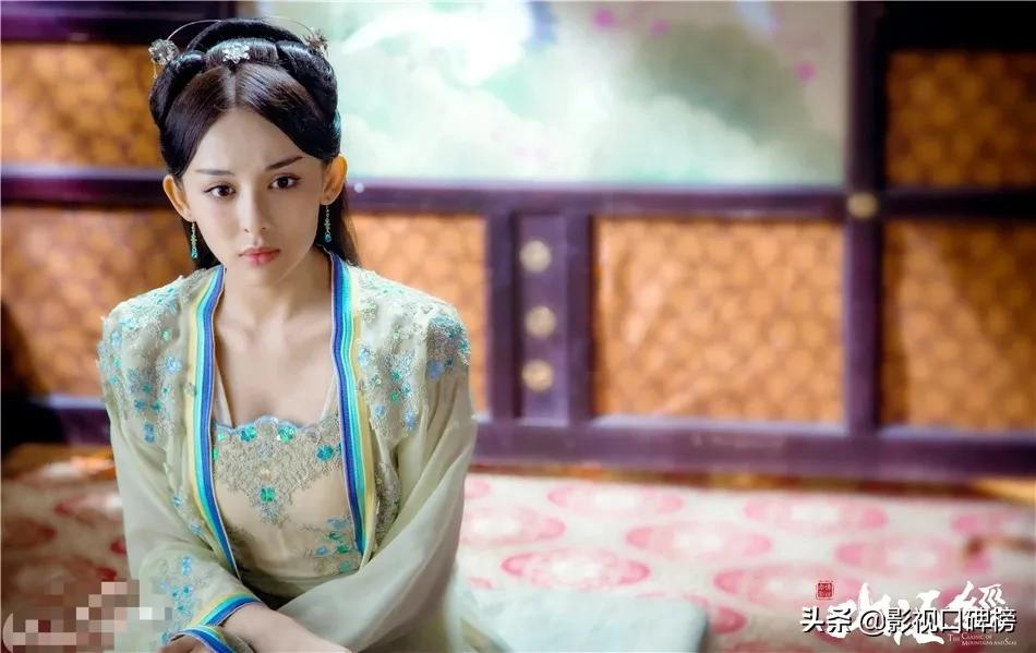 同是新疆美人,把迪丽热巴和古力娜扎放到一起对比,差别就出来了