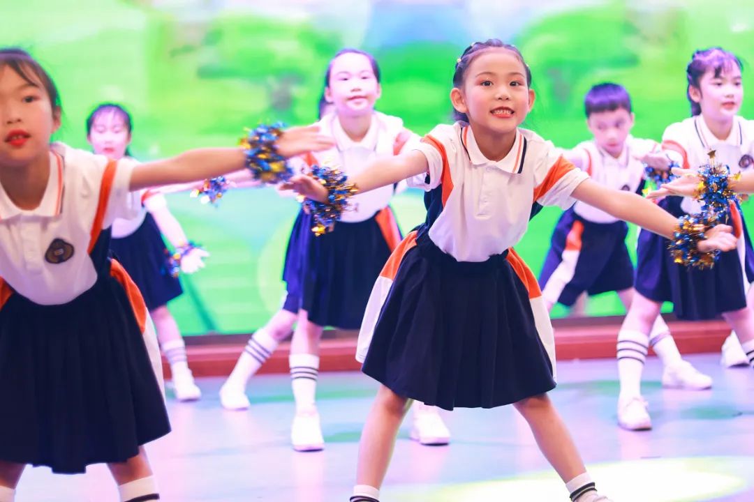 天府新区华阳实验小学举行“童星耀五月·艺术绽花开”群舞比赛