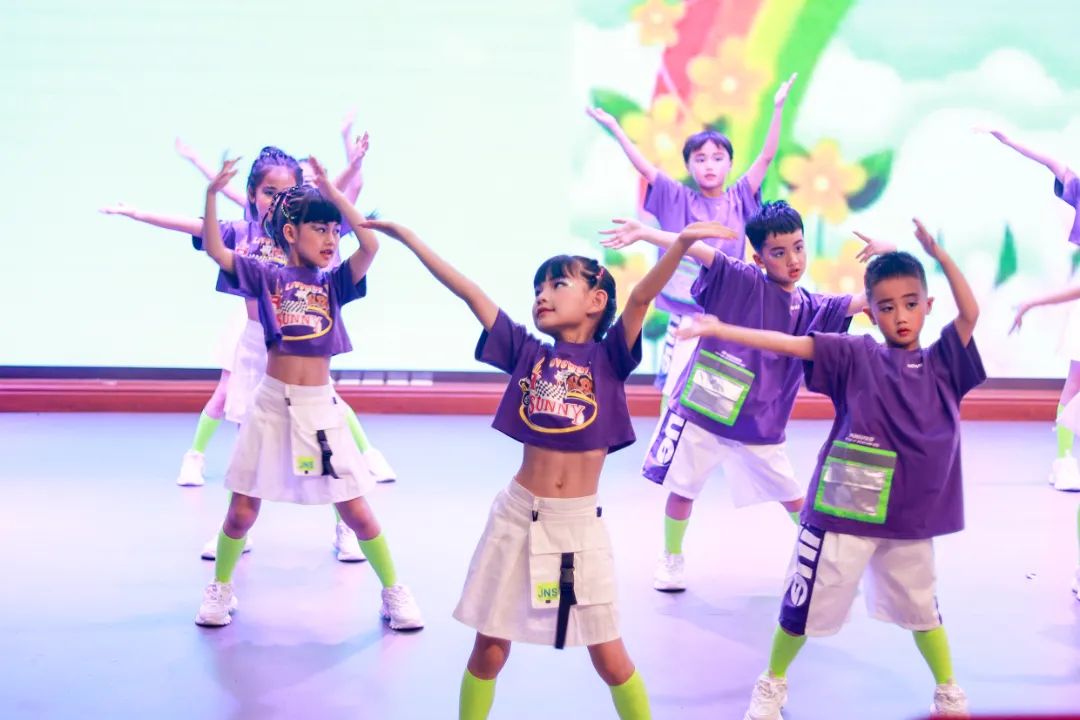 天府新区华阳实验小学举行“童星耀五月·艺术绽花开”群舞比赛