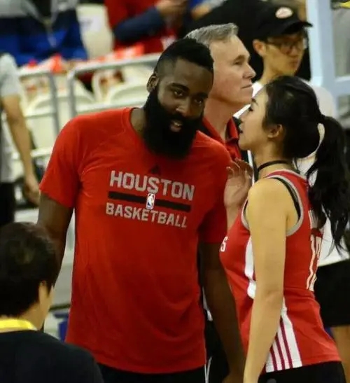 中国nba女记者有哪些(中国美女记者闯NBA身材傲人不输卡戴珊！哈登跟她合影表情不自在)