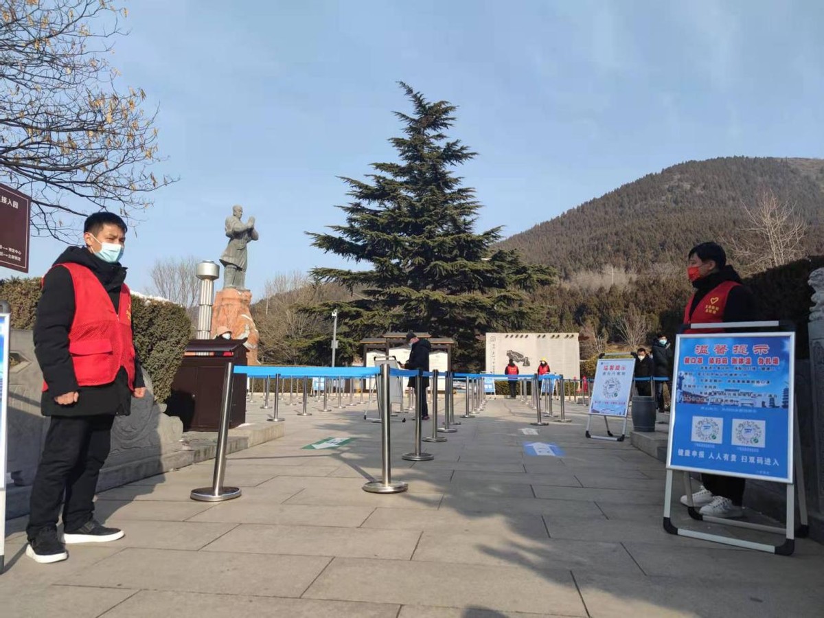 嵩山春节别样美，大红灯笼高高挂，青山绿树，白雪红灯美如画