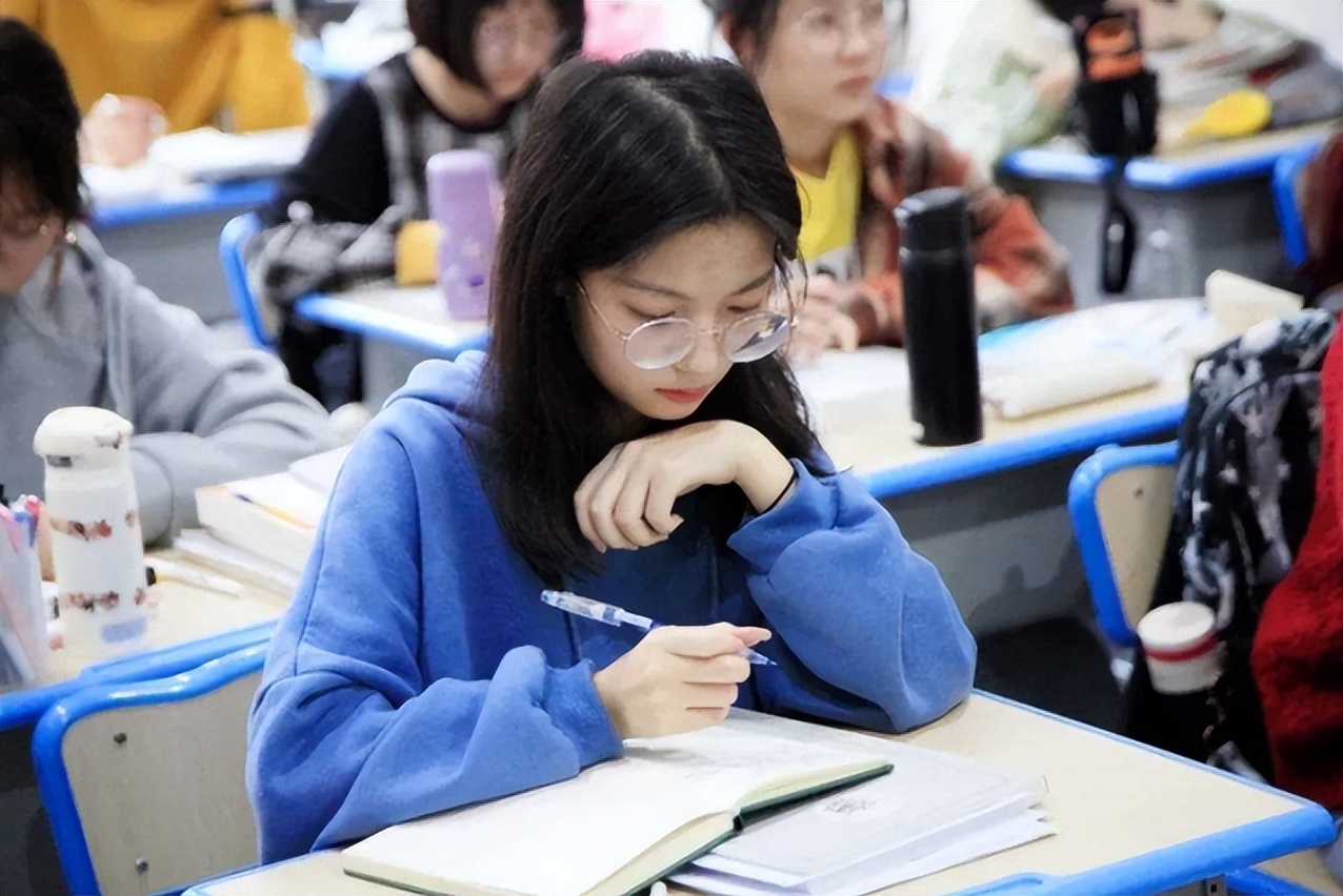 新高考落地后，2门学科成功坐上“冷板凳”，老师也面临职业危机