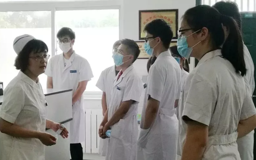 “学医是普通孩子最好的出路”人大教授坦言，医学专业再成香饽饽