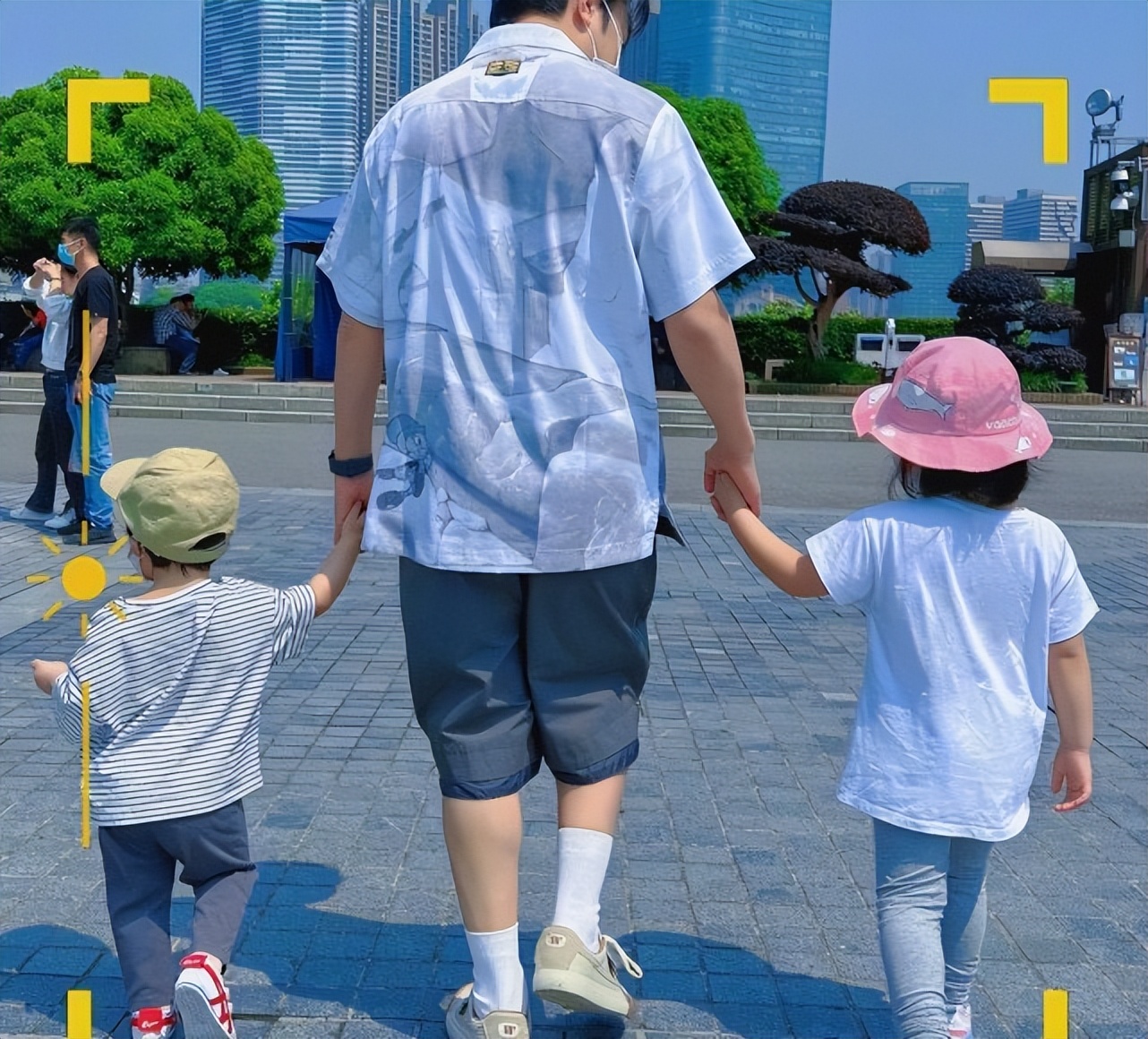 李亚男与两女儿跳舞，天韵手舞足蹈表演欲强，妹妹呆萌可爱像妈妈