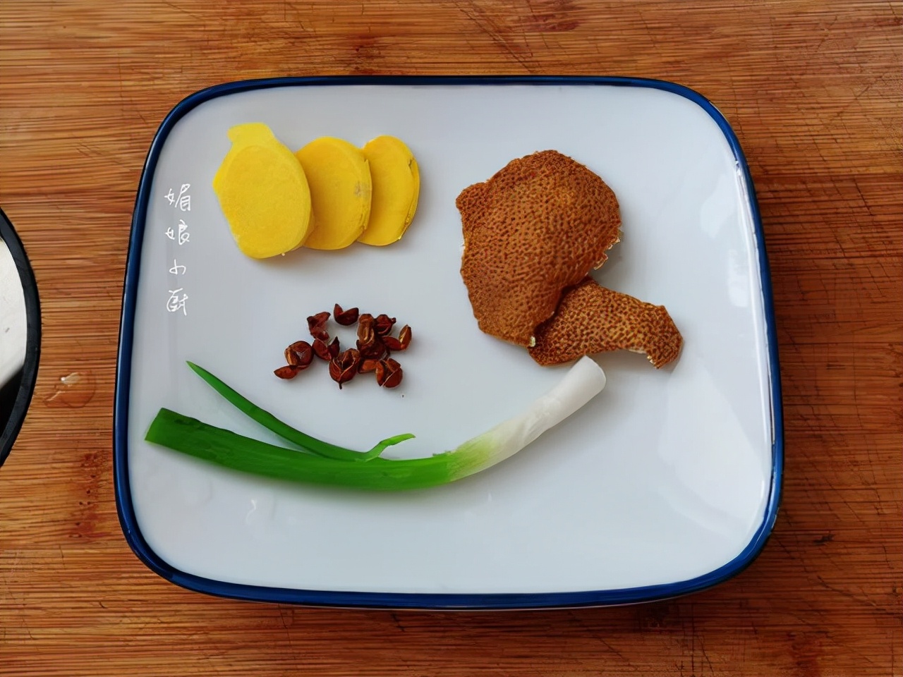 冬天做羊排炖萝卜记得加4样香料就够，汤清鲜美，羊肉香软不膻