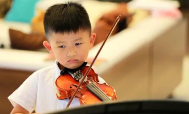 新型“礼仪班”走红，三千块一节课引网友吐槽：不如多看弟子规