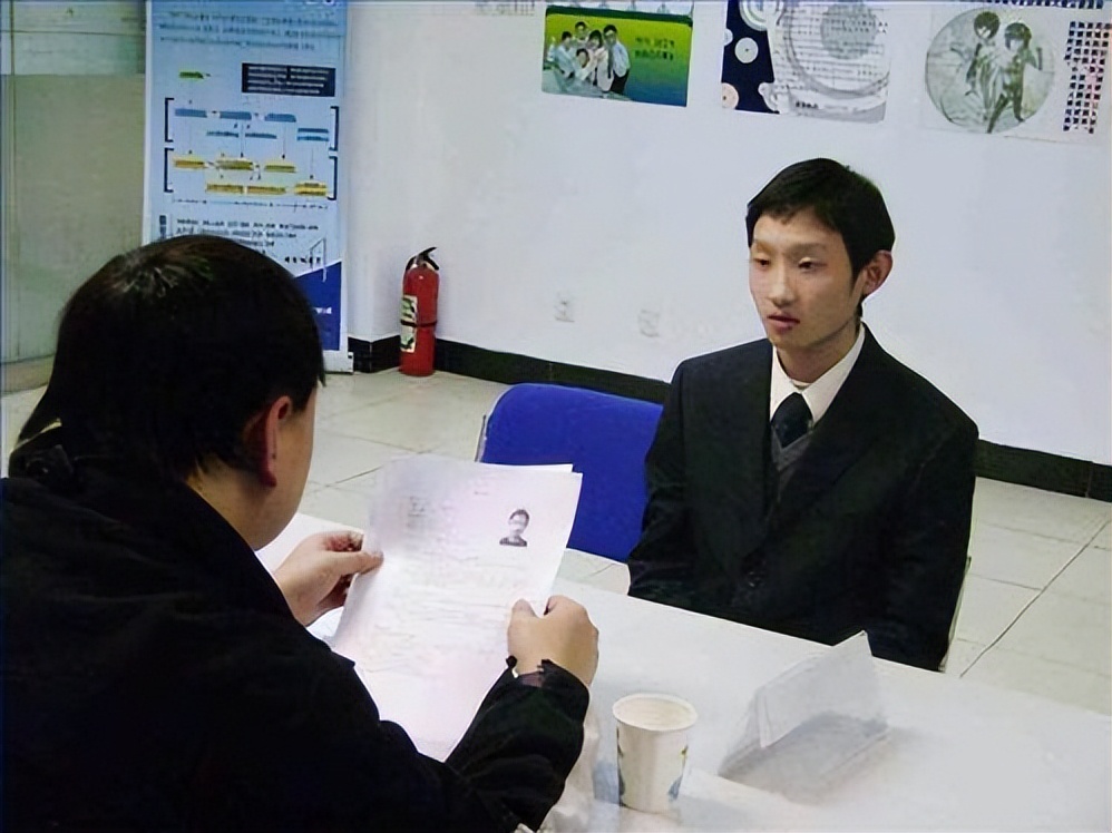 大学生可以“缓两年”毕业，应届生身份不再吃香？引发网络热议