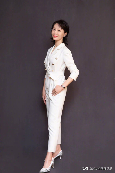 有气质的女人，夏天再热也不会穿拖鞋！瞧陈数、董卿这样穿有多美