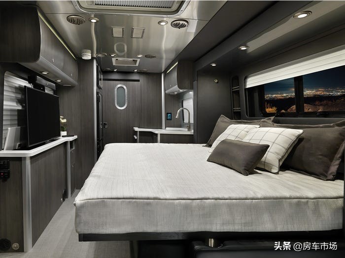定位高端7米多奔驰房车，3.0升V6柴油机动力强，带拓展沙发能变床