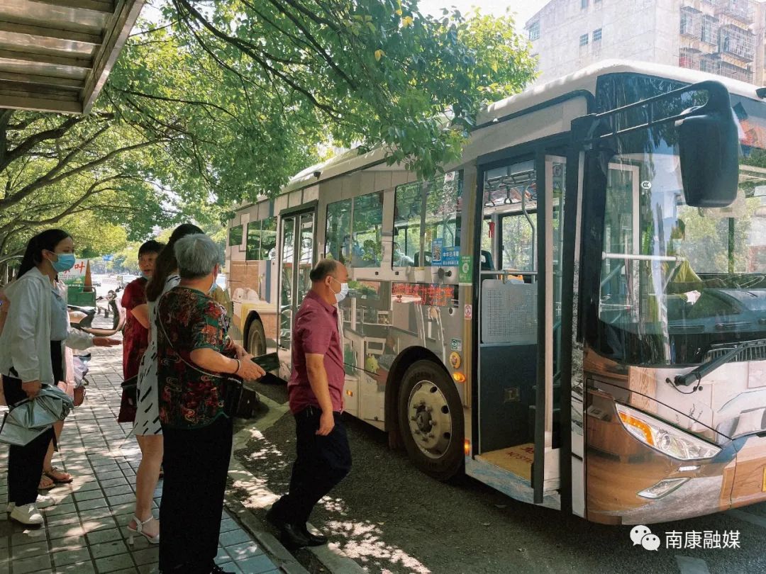巴适巴士上线！首批格力钛新能源家居公交车亮相南康