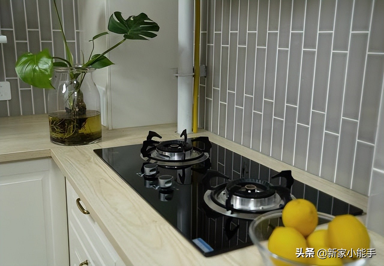 看她家仅有30平学区房，经过合理设计，能满足一家四口基本生活