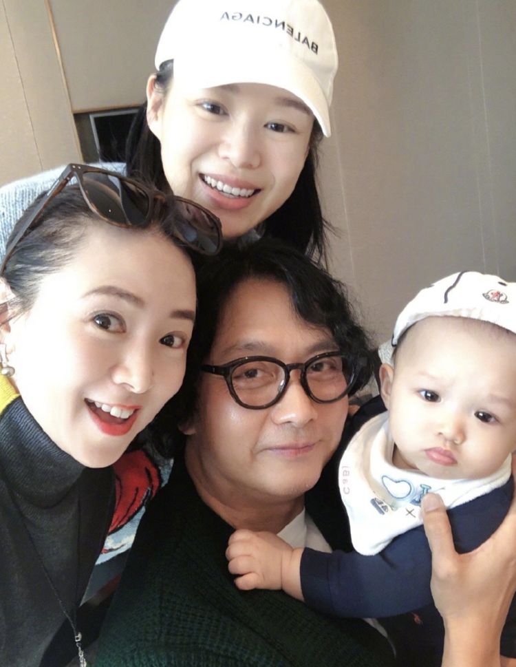 胡杏儿俩儿子扮恐龙，哥哥神情生动搞怪，闭眼亲吻弟弟超有爱