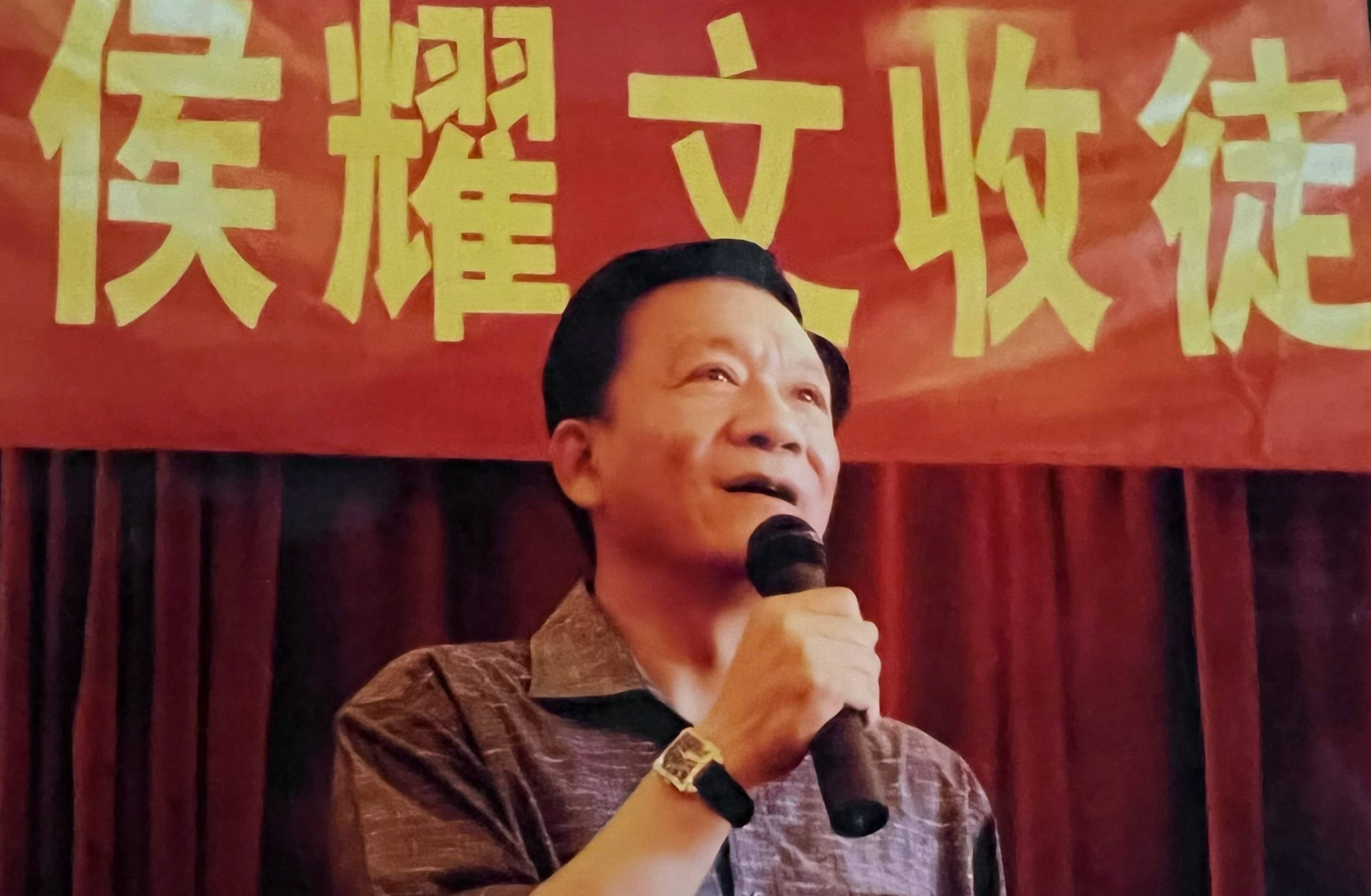 侯耀文去世十五年郭德纲发文怀念老师:但愿花看半开弯月清平