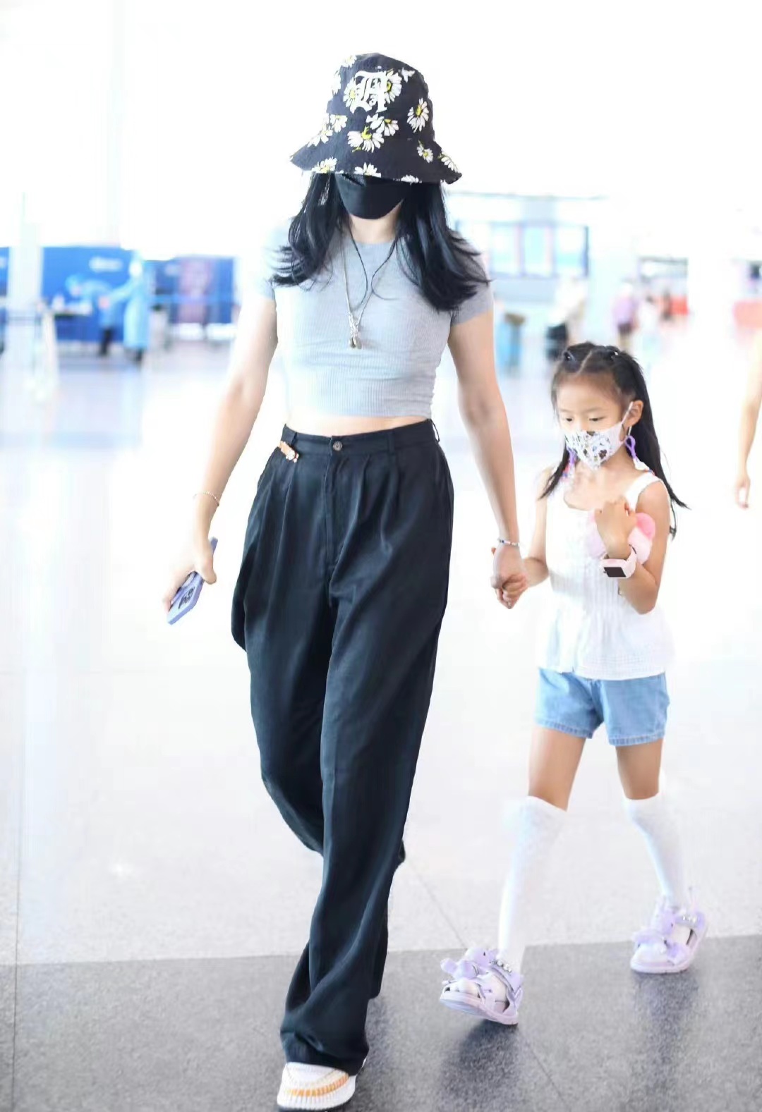 姚晨穿灰色针织短T恤配黑色阔腿裤带娃出行，清爽有爱还超时髦