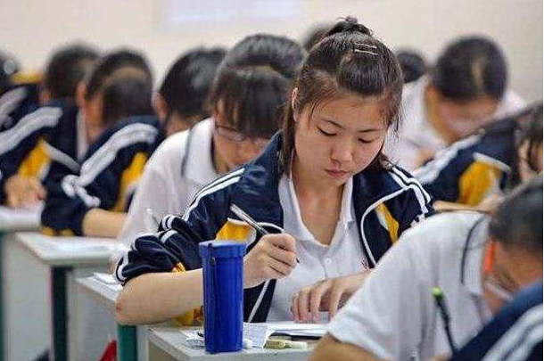 13年前，江苏19岁美女爱上大20岁大学老师，为爱不惜断绝父女关系