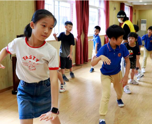 小学生在家上网课，却因坐姿“不雅”，被网友吐槽是总裁上班