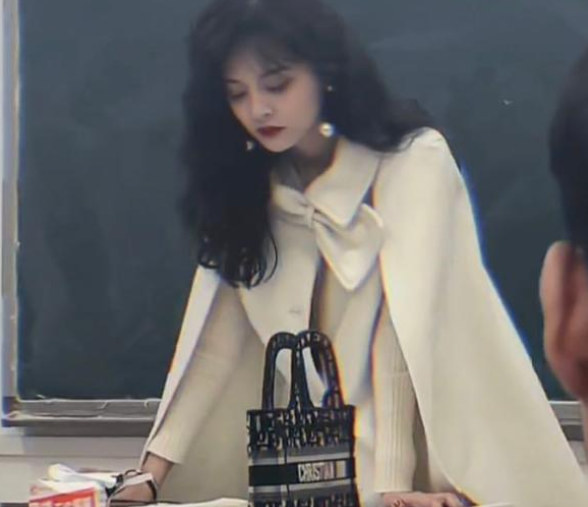 安徽某大学女老师走红，复古打扮神似“司藤”，学生们争着来上课
