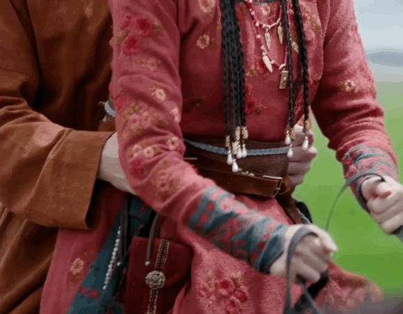 吃空气、假开车、骑假马、戴假肩胛骨，内娱明星拍戏有啥是真的？