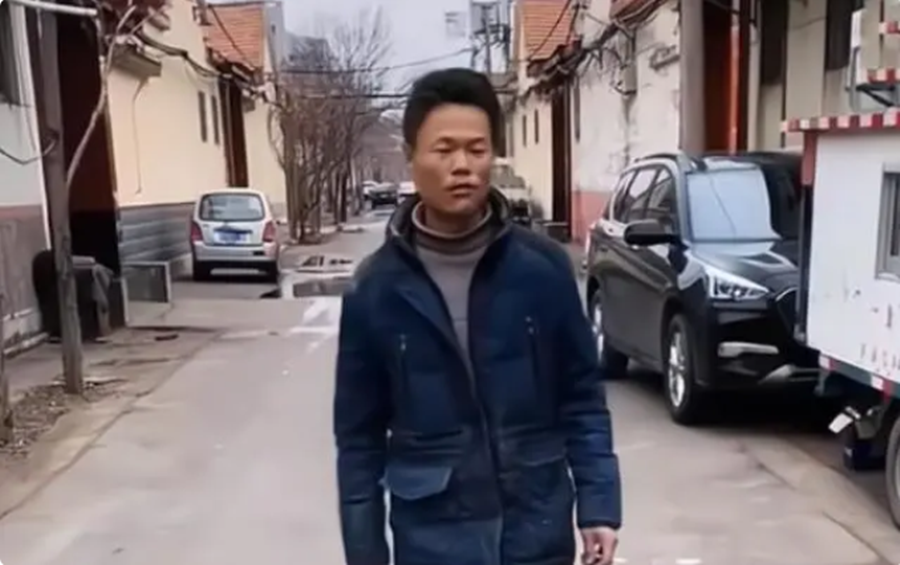 2008年，山东女孩翻墙私奔成瘫痪，小伙照顾14年，四次背她上泰山