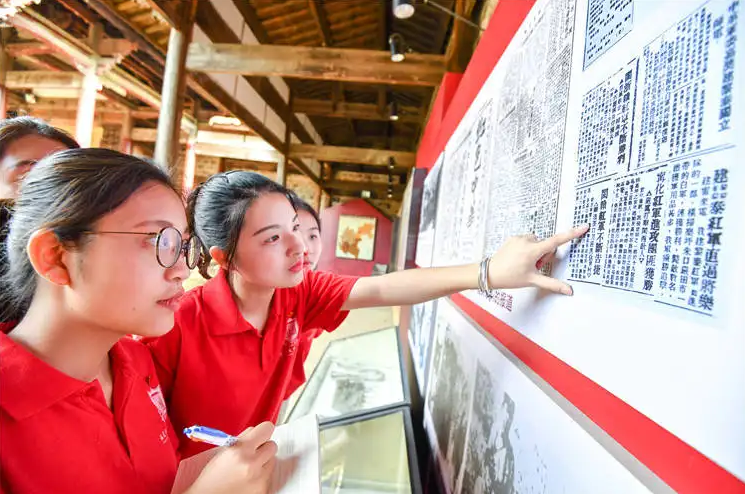 大学生想要申请入党，“决定权”在谁手里？并非是辅导员老师