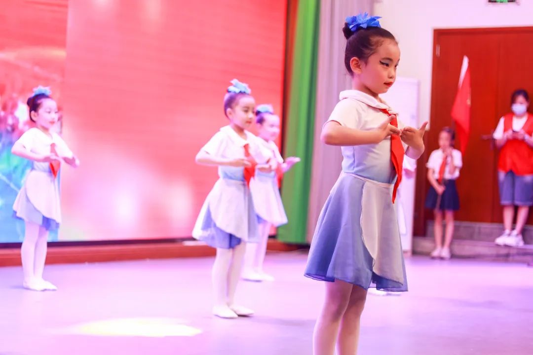 天府新区华阳实验小学举行“童星耀五月·艺术绽花开”群舞比赛